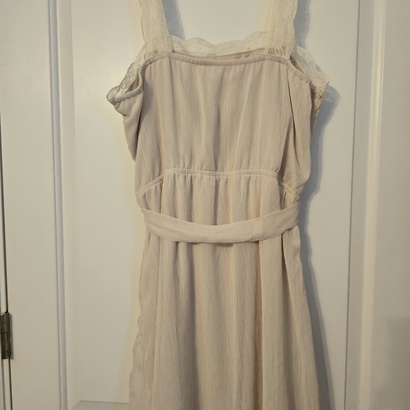 Beautiful, Classy, Light Dress - Picture 3 of 4